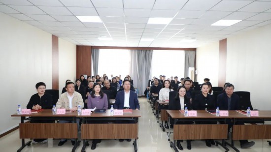 双方高层领导、长春市相关政府部门负责人、企业代表及领导及双方科研团队齐聚一堂共同见证这一重要时刻。